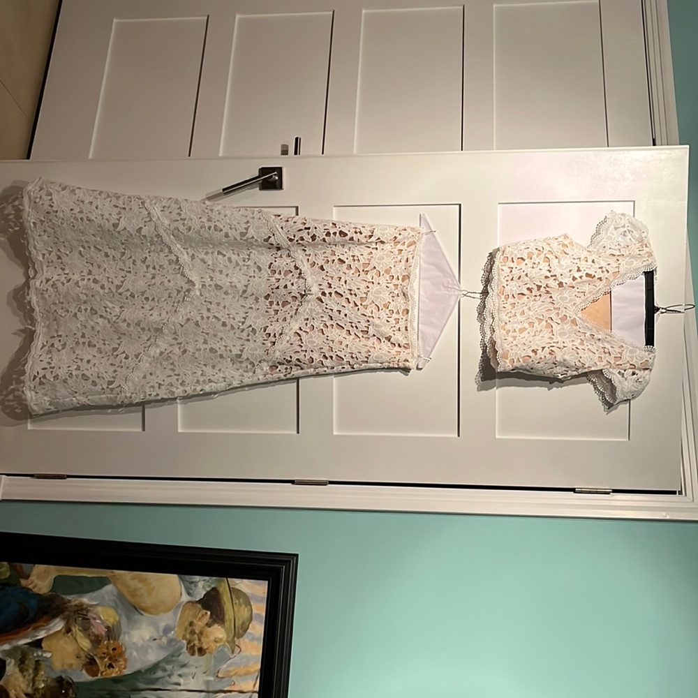 Beatiful 2 piece white lace with cream lining . Perfect for wedding rehersal